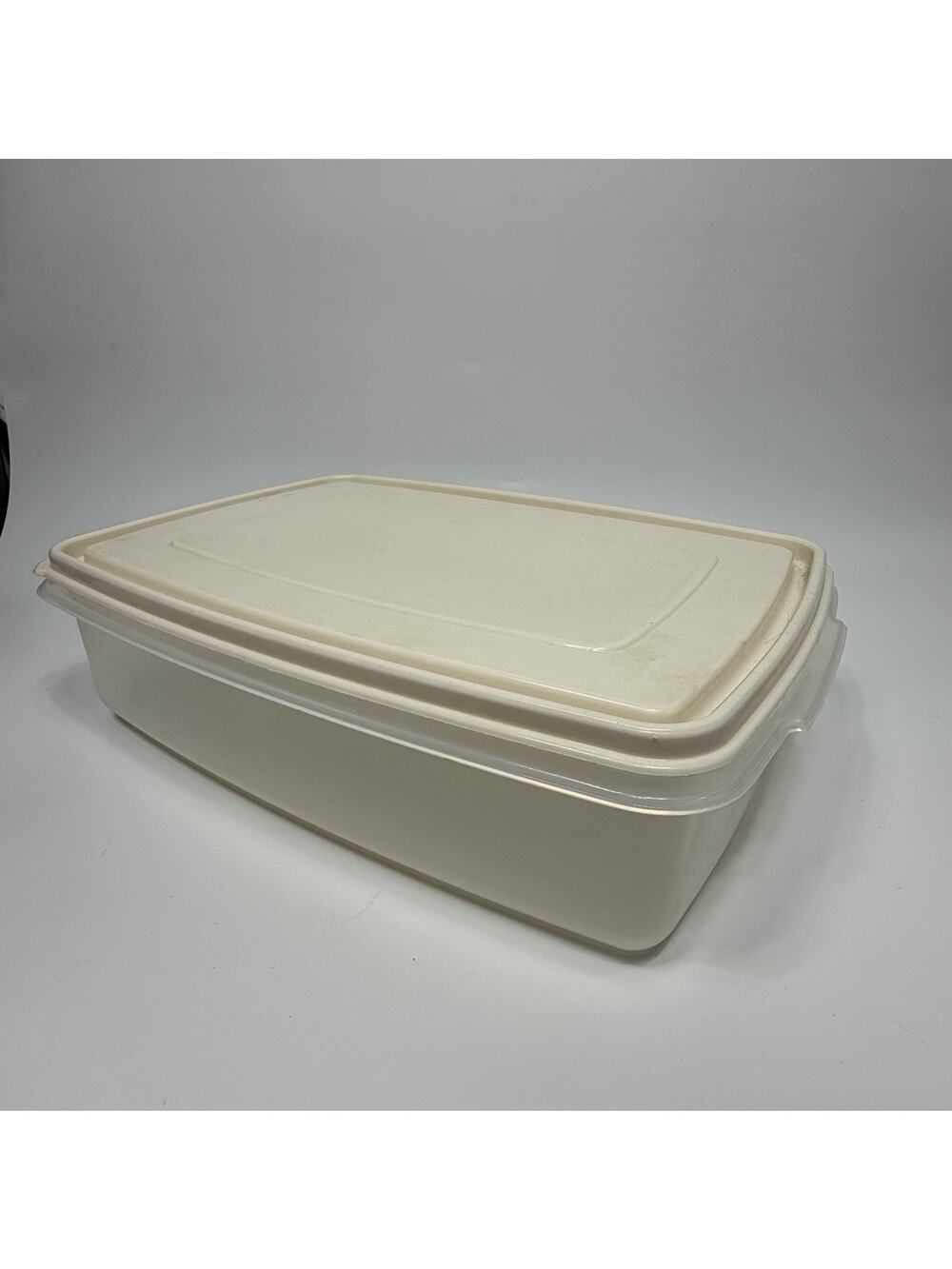 Rubbermaid Servin Saver Storage Container 17 cups Almond Rectangle #7 Lid 0006